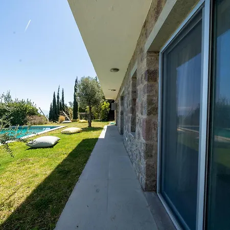 Stunning Sea View & Private Garden In Vilă *