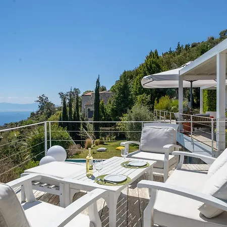 Stunning Sea View & Private Garden In Vilă