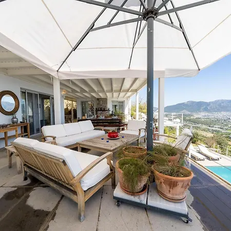 Stunning Sea View & Private Garden In Vilă *