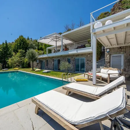 빌라 Stunning Sea View & Private Garden In *