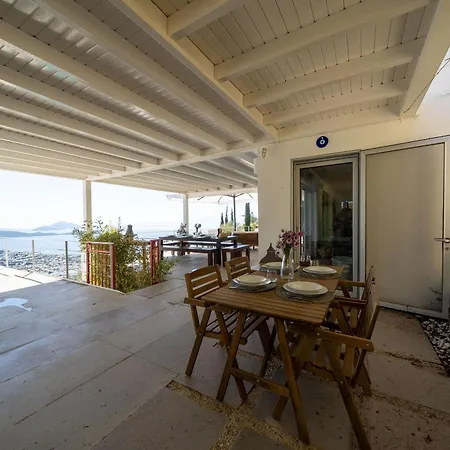 빌라 Stunning Sea View & Private Garden In *